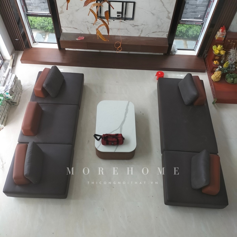 Việc thi công kệ tivi treo tường gỗ tự nhiên sẽ làm nổi bật và tô điểm cho không gian trang trí.